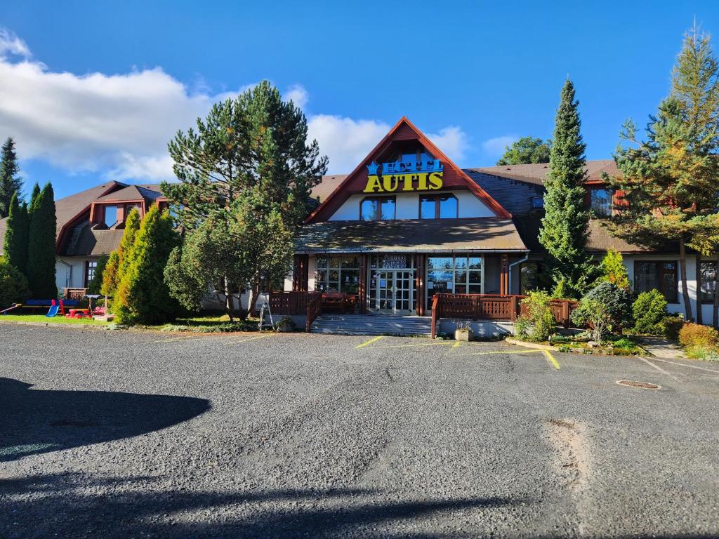 上塔特拉山鎮的住宿－Hotel Autis，带有酒店骑士读取标志的建筑物