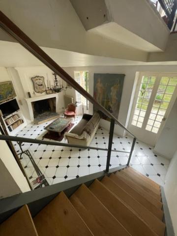 einen Blick über ein Wohnzimmer mit einer Treppe in der Unterkunft Villa Josephine in Quinsac