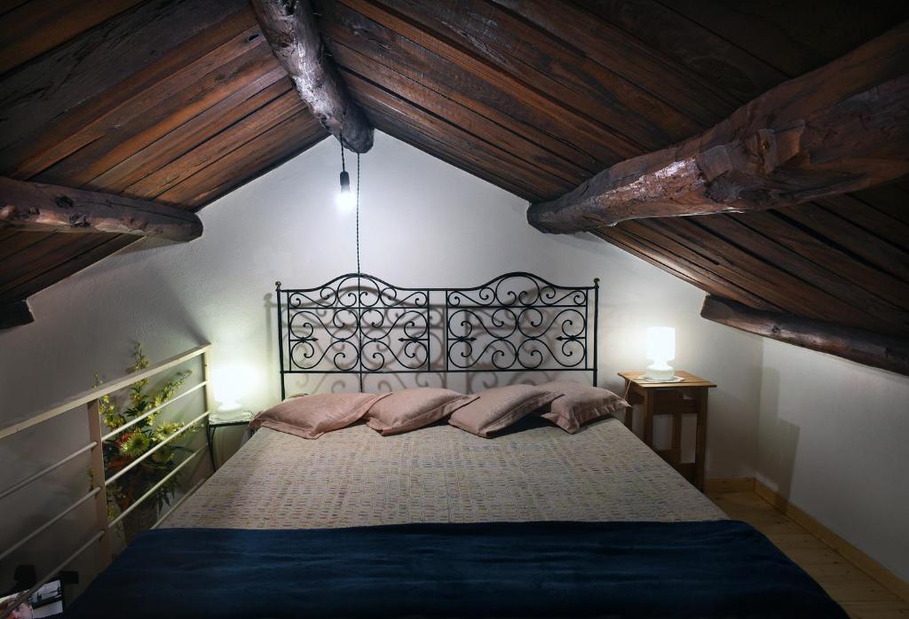 una camera da letto con un grande letto in mansarda di LA CASA SUL LARA a Santo Stefano di Rogliano