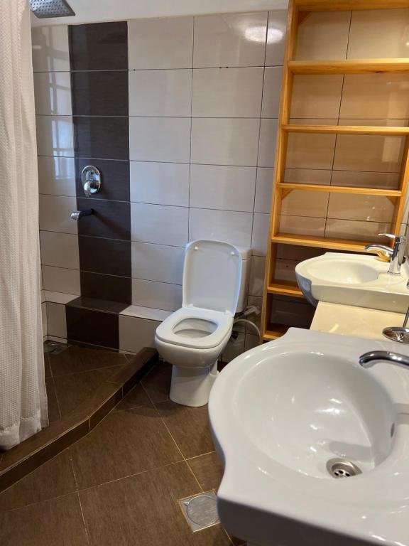 un bagno con un water e un lavandino di Hob House a Nairobi