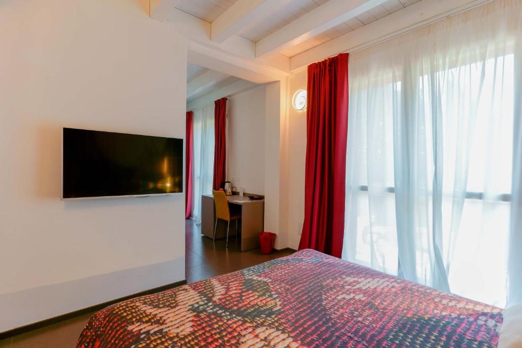Televízia a/alebo spoločenská miestnosť v ubytovaní B&B Hole6