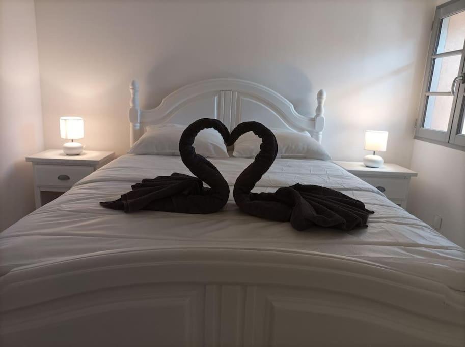 two swans making a heart on a bed at La petite Jarlandine in Château-Arnoux-Saint-Auban