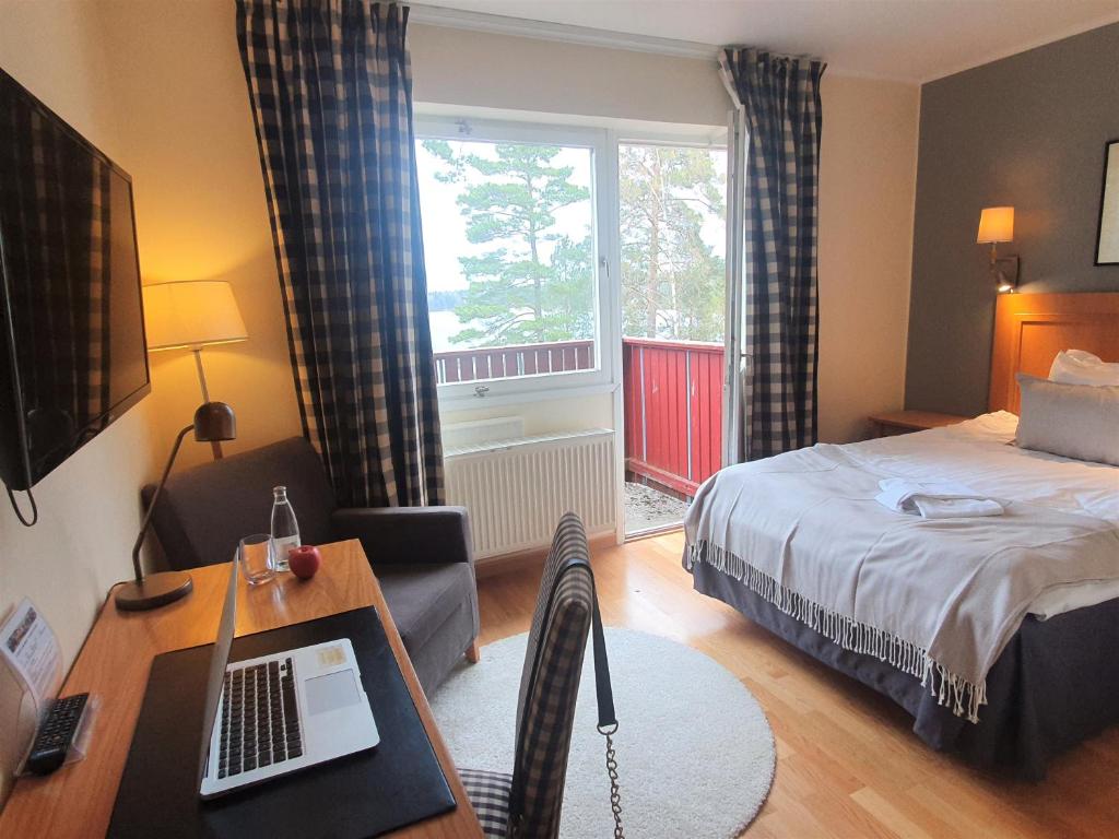 Postel nebo postele na pokoji v ubytování Bommersvik Hotell & Konferens