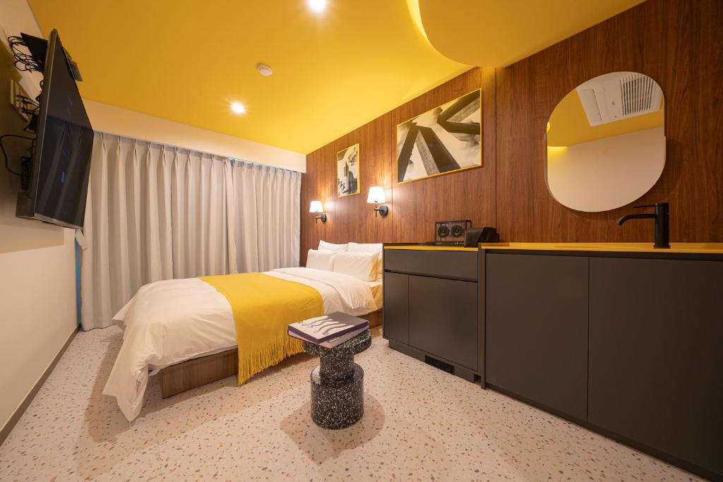 Tempat tidur dalam kamar di Nouvelle Hotel Seoul Itaewon