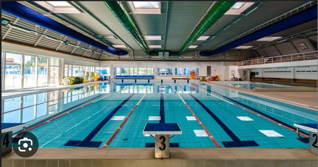 una gran piscina cubierta con una gran piscina en Casa La Robi, en Mira