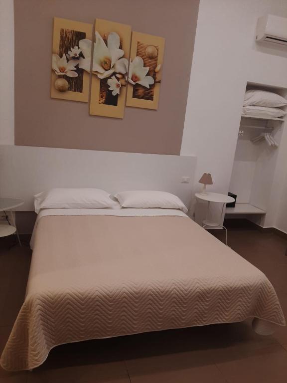 A bed or beds in a room at La Baia Di Partenope