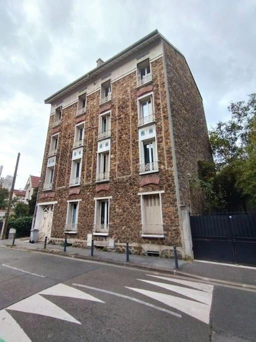 a large brick building on the side of a street at Appartement entier au coeur de Nogent Sur Marne in Nogent-sur-Marne