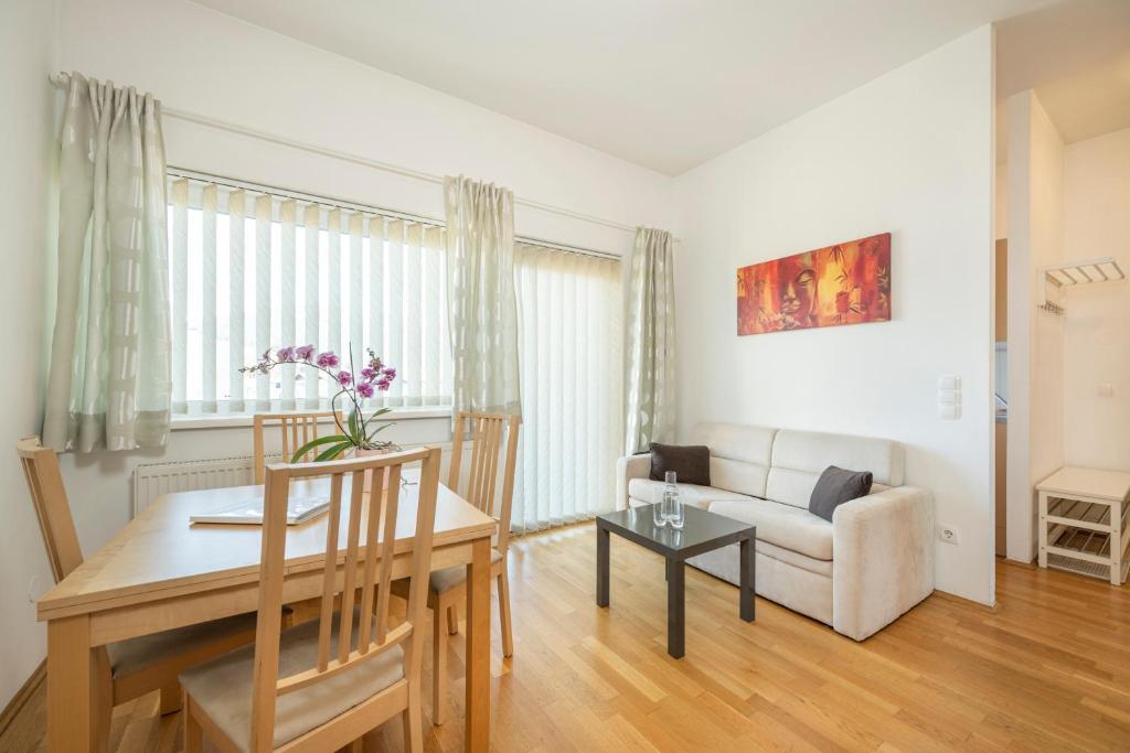 ein Wohnzimmer mit einem Tisch und einem Sofa in der Unterkunft Apartment Gitti Obermoser in Radstadt