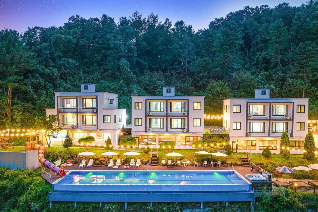 um hotel com piscina e um resort em Die Pause Pool villa Pension em Gapyeong