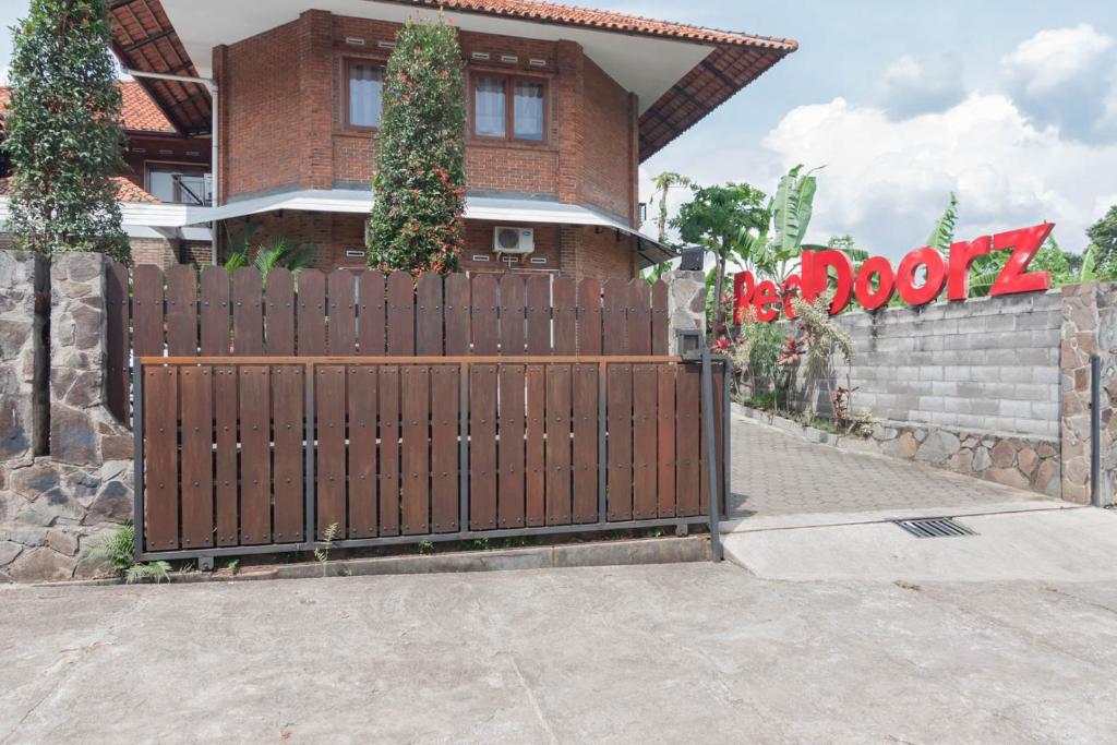 una puerta de madera frente a una casa en RedDoorz Plus near Dago Pakar, en Bandung