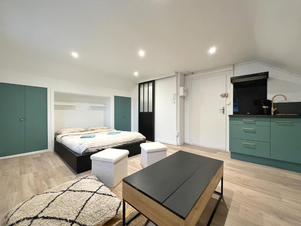 um quarto com uma cama e uma mesa em Studio Prés Riants em Aix-les-Bains