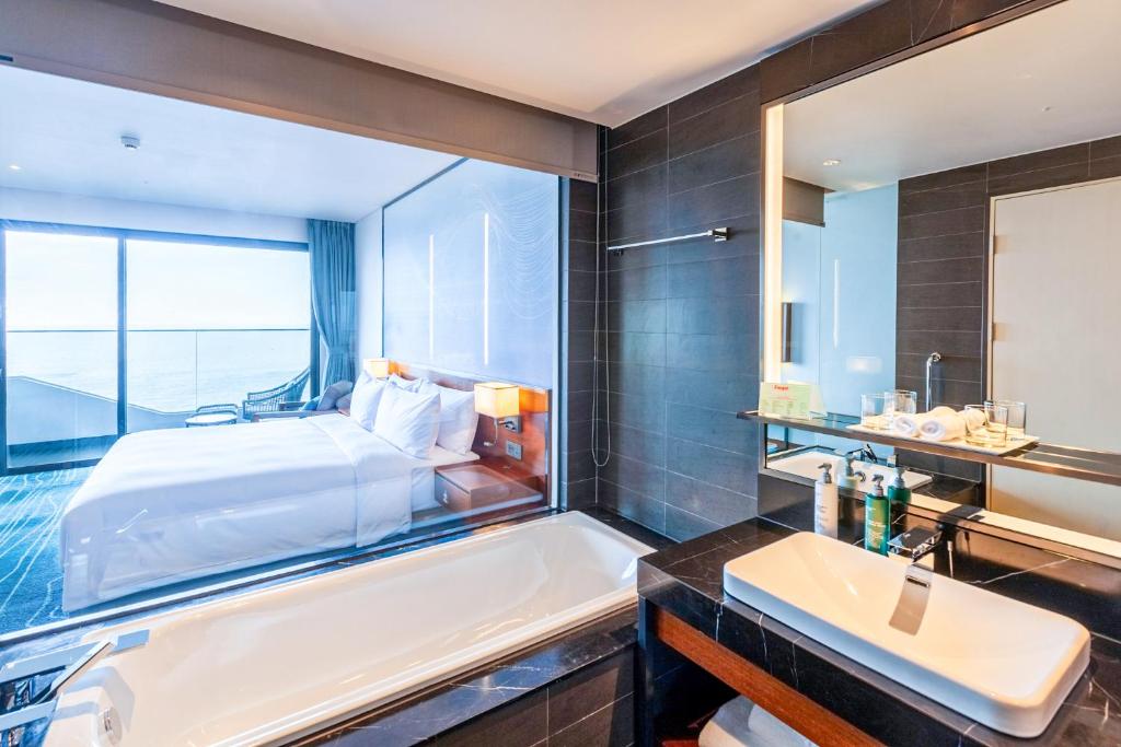 Phòng Deluxe có Giường cỡ King và Ban công nhìn ra Đại dương