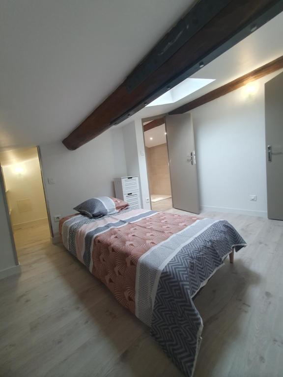 - une chambre avec un grand lit dans l'établissement T3 Duplex tout confort, à Toulouse