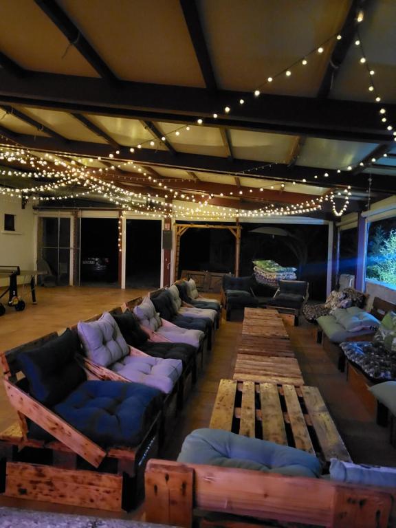 Posezení v ubytování WonderBar (Auberge du Trinquet)