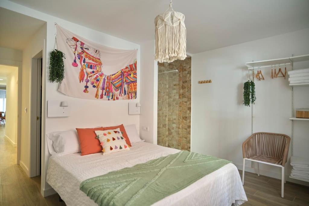 a bedroom with a bed and a painting on the wall at Vivienda Oasis Feria in Albacete