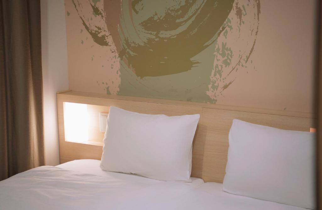 Postel nebo postele na pokoji v ubytování Park Central Sakura Hotel