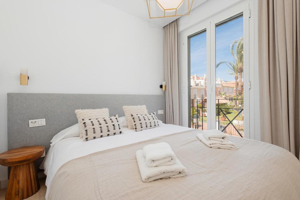 Posteľ alebo postele v izbe v ubytovaní Holiday House next to the beach in Las Dunas, Bahía de Marbella
