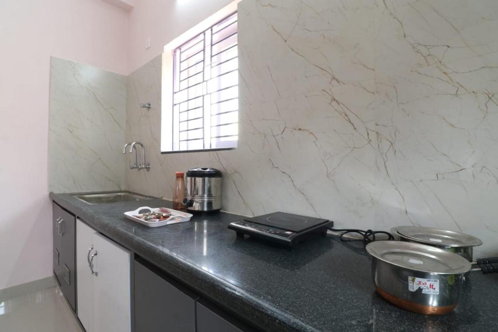 Η κουζίνα ή μικρή κουζίνα στο sri venkateswara Grand homestay- Hill View ,Ac service Apartment ,Nearest to Alipiri