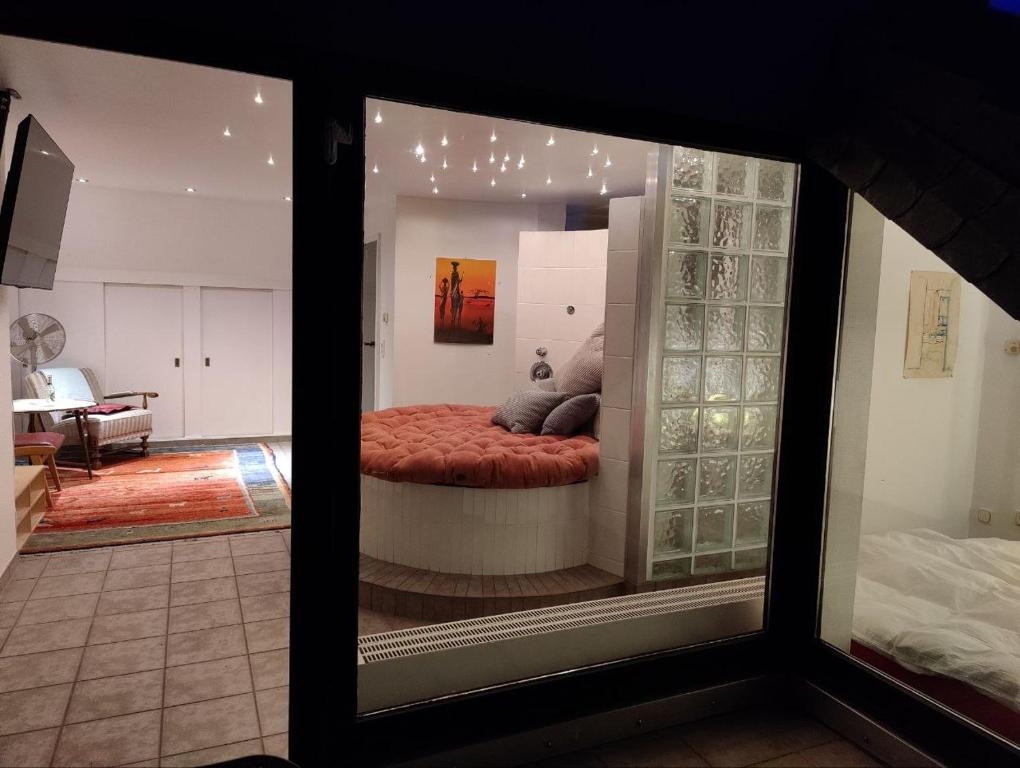 a room with a bed in a display window at Spacious & comfortable guestrooms w private bathrooms near Koelnmesse & Lanxess Arena, free parking, highspeed WiFi in Cologne