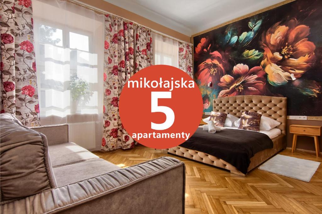 sala de estar con cama y sofá en Mikołajska 5 Apartments, en Cracovia