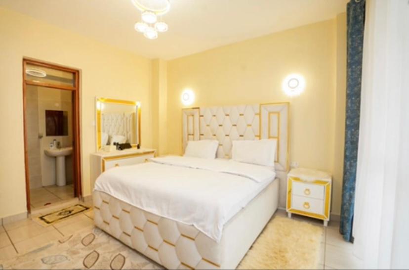 Una cama o camas en una habitación de Sydney Residence, Parklands, Nairobi