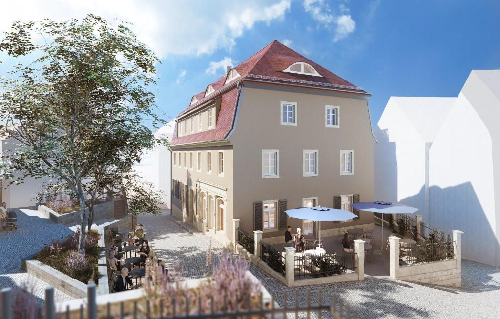 a renderización de un edificio con mesas y sombrillas en Alte Bäckerei Königstein Aparthotel und Café en Königstein an der Elbe
