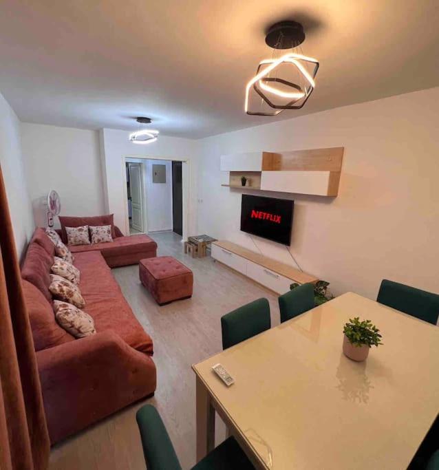 ein Wohnzimmer mit einem Sofa und einem Tisch in der Unterkunft Sweet Apartment Madinaty in Madinaty