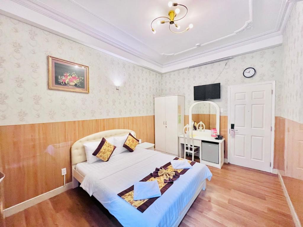 una camera con letto e scrivania di Truc Huyen Hotel ad Ho Chi Minh