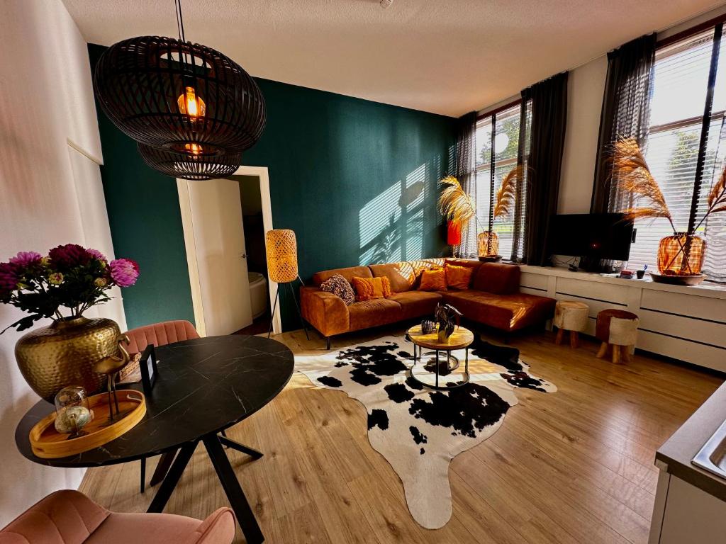 Residentie de Eikhof في هينغلو: غرفة معيشة مع أريكة وطاولة