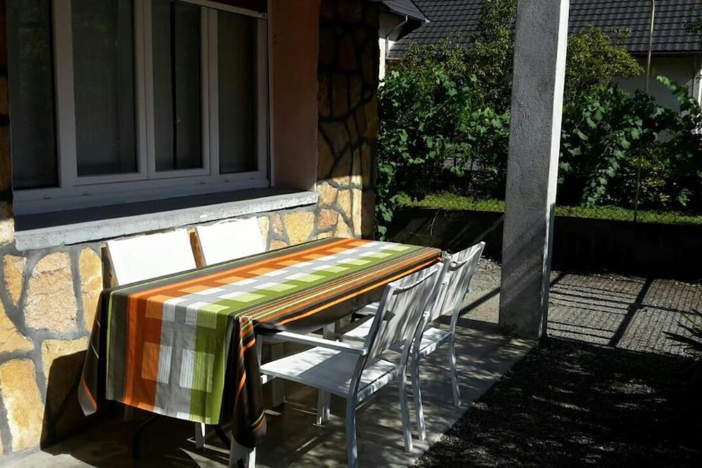 勒布爾杜瓦桑的住宿－Les Iris，一张桌子和椅子,坐在窗户外