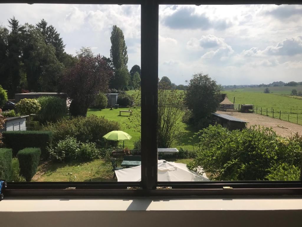 una ventana con vistas al jardín en Doppelzimmer im Urlaubsparadies nur 20 Minuten von Köln! en Overath