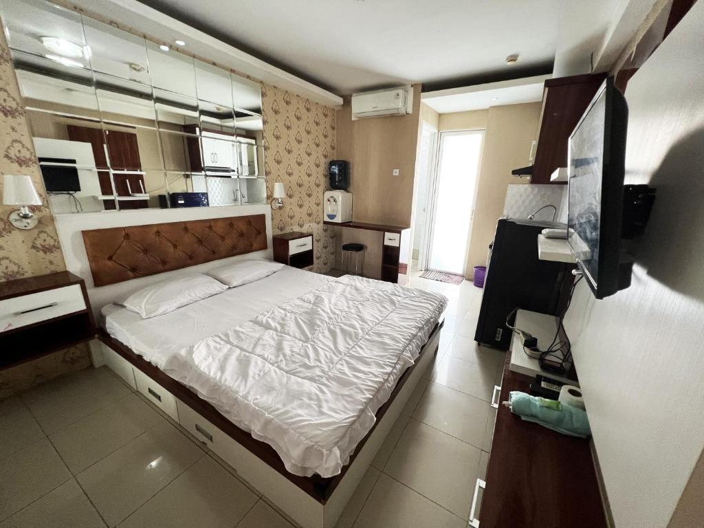 - une chambre avec un grand lit dans l'établissement Bassura Apartment by Aok Property, à Jakarta
