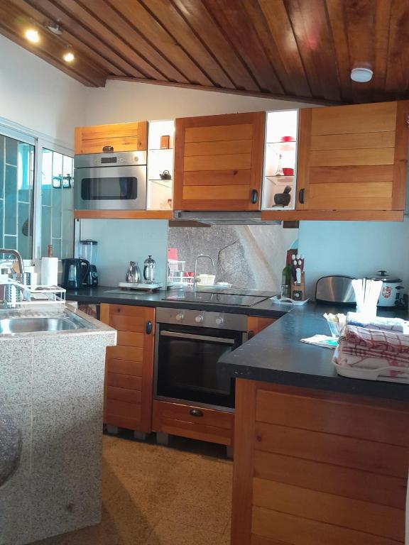 Kuchyň nebo kuchyňský kout v ubytování SAVY'S PLACE
