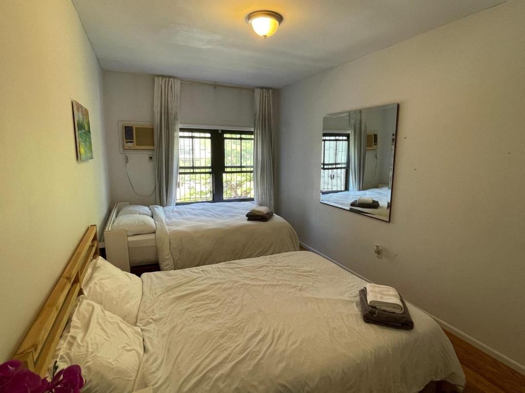Llit o llits en una habitació de Spacious Bedroom for 4 in shared Townhouse+garden