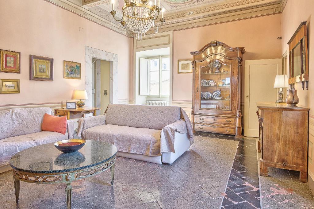 un salon avec un canapé et une table dans l'établissement Casa Nobile - Together in Tuscany, à Cortone