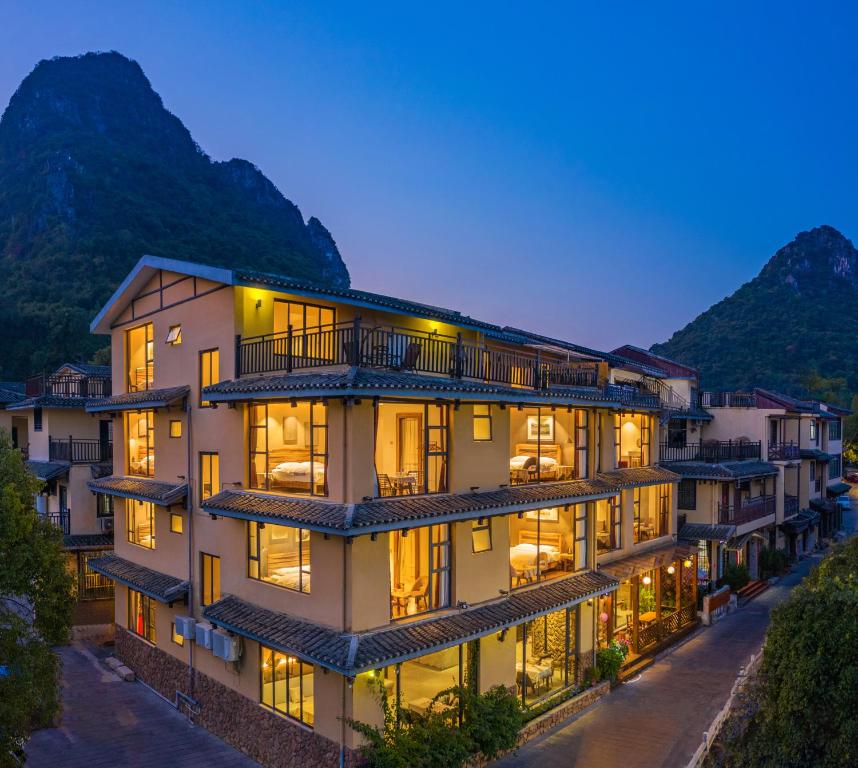 Nespecifikovaný výhled na hory nebo výhled na hory při pohledu z hotelu