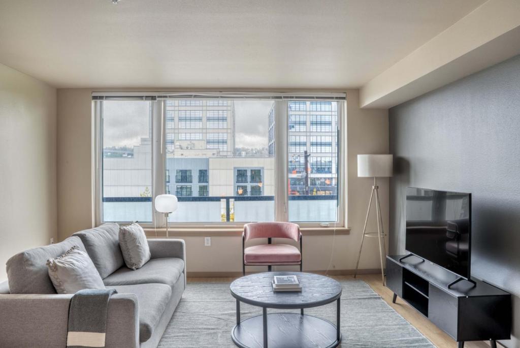 Televiisor ja/või meelelahutuskeskus majutusasutuses Queen Anne 1br w gym wd nr Space Needle SEA-579