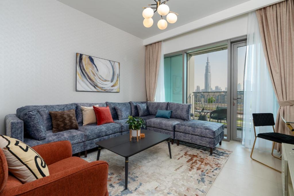 ein Wohnzimmer mit einem Sofa und einem Tisch in der Unterkunft White Sage - Base to Top of Burj Khalifa Views in this New 2BR in Dubai