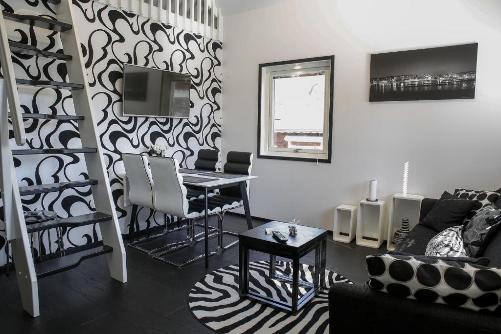 uma sala de estar com uma mesa e cadeiras e um sofá em Dragsö Camping & Stugby em Karlskrona
