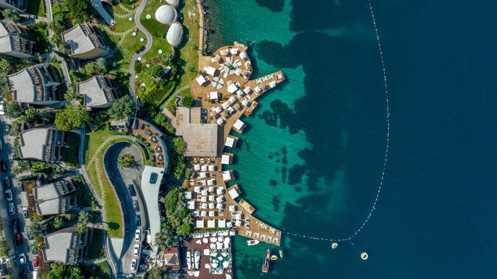 uma vista aérea de um resort perto da água em Kuum Hotel & Spa em Golturkbuku