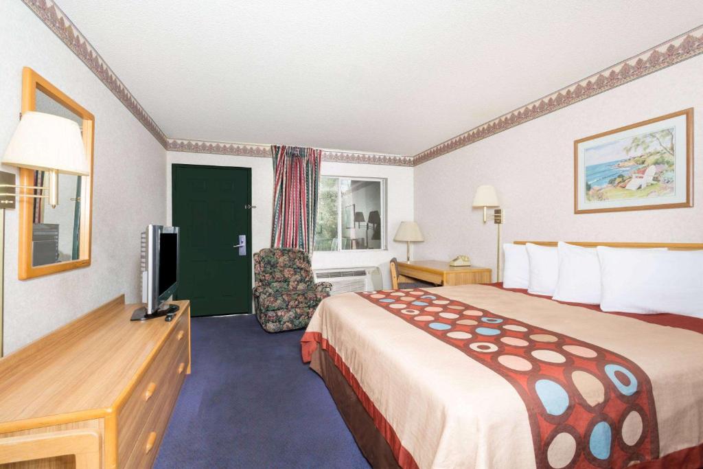 Postel nebo postele na pokoji v ubytování Days Inn by Wyndham Phoenix West