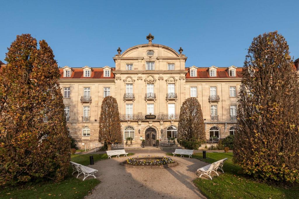 um grande edifício com árvores em frente em Dorint Resort & Spa Bad Brückenau em Staatsbad Brückenau