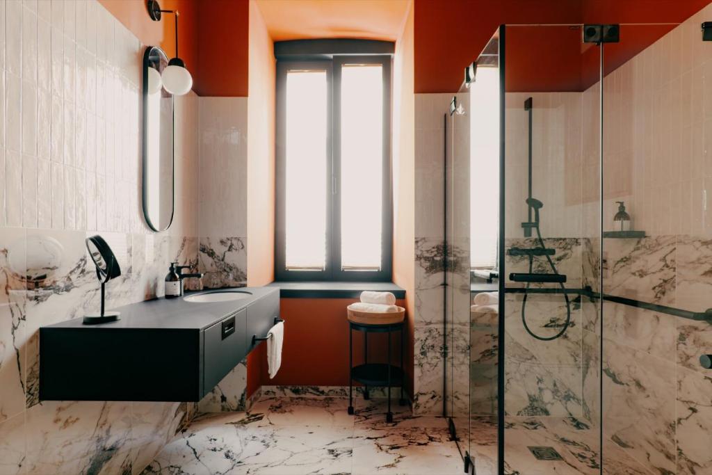 WELTWIEN Luxury Art Apartments & Free Parking - 18