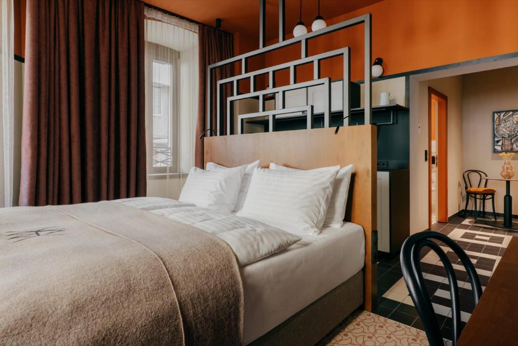 WELTWIEN Luxury Art Apartments & Free Parking - 17