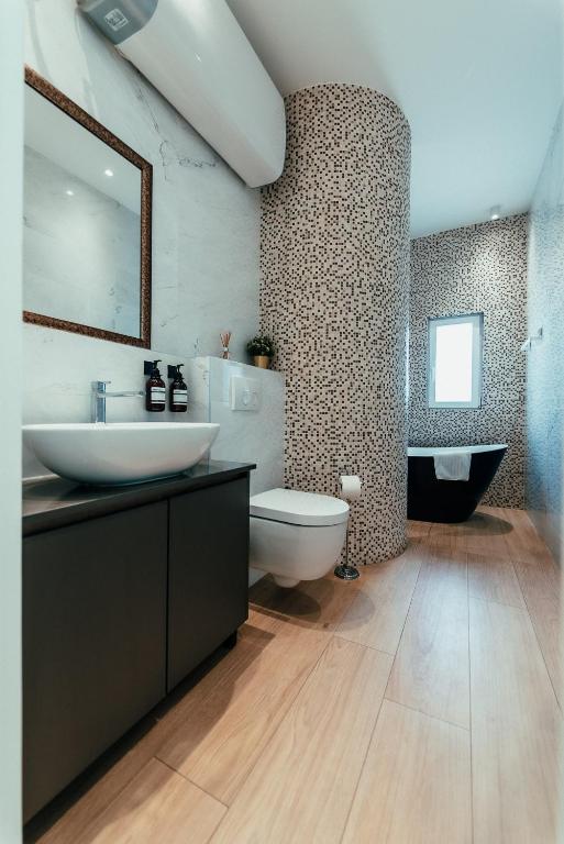 Biarritz Luxury Apartments的一间浴室