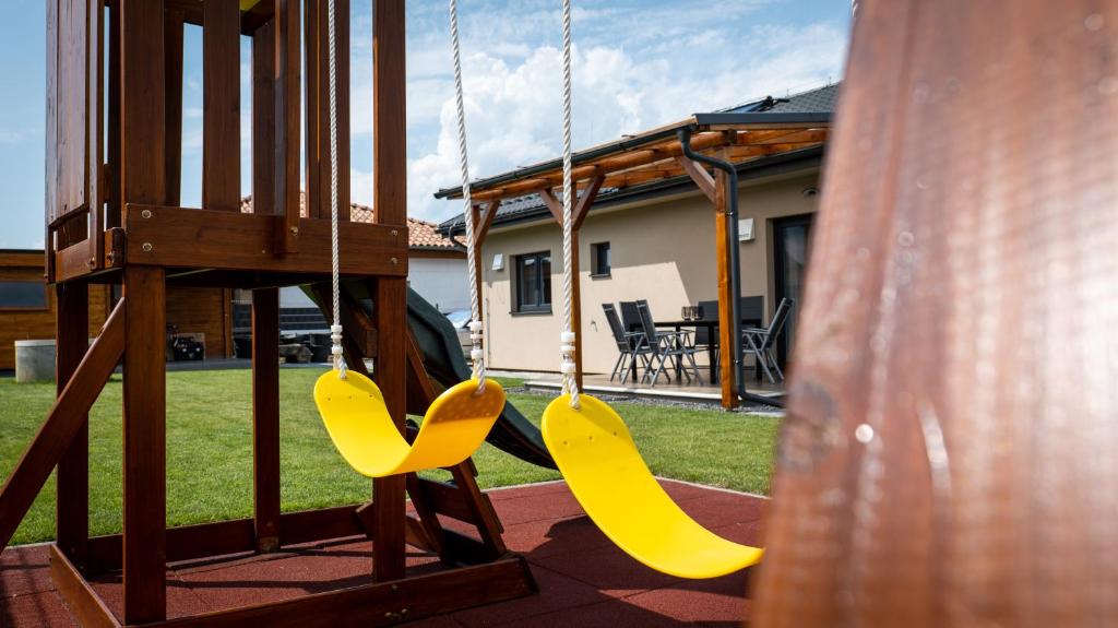 eine Schaukel auf einem Spielplatz mit Rutsche in der Unterkunft Porubáčik Liptov in Závažná Poruba