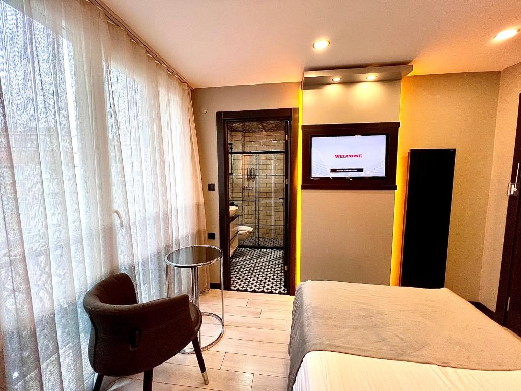 Postel nebo postele na pokoji v ubytování White Corner Hotel