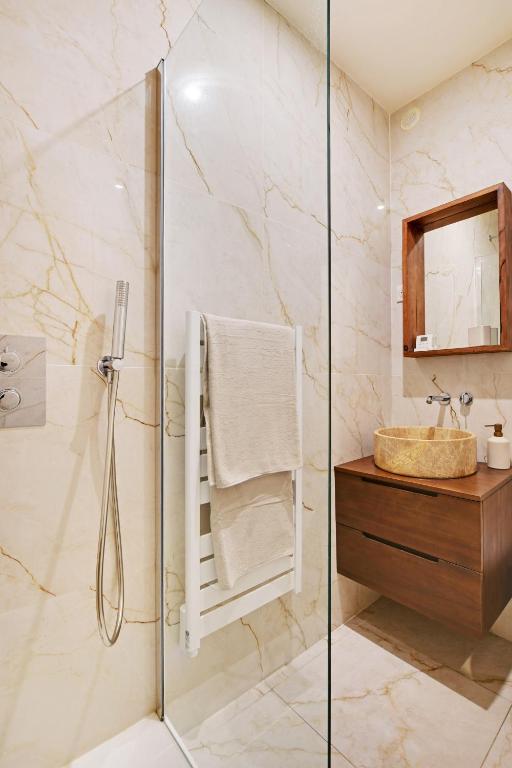 a bathroom with a shower and a sink at Luxury Cocon by Les Maisons de Charloc Homes in Boulogne-Billancourt