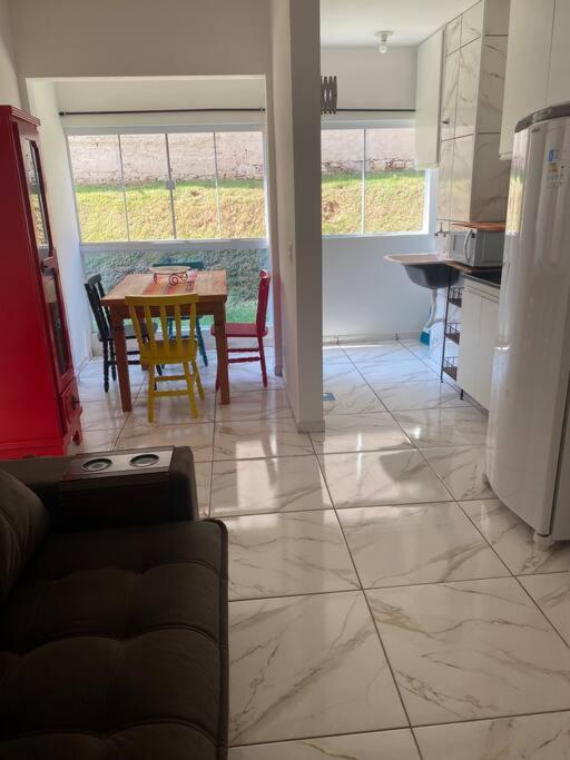 a kitchen and dining room with a table and chairs at Apto Bela Vista 02 in Pôrto Ferreira