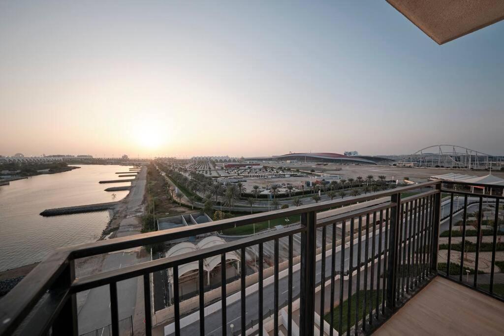 einen Balkon mit Flussblick in der Unterkunft House of Views a stunning apartment in Yas Island 609WB10 in Abu Dhabi